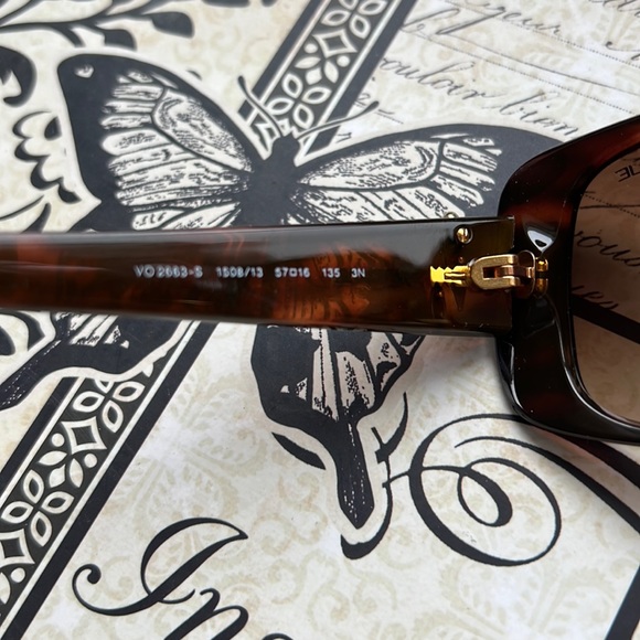 Vogue sunglasses and case no scratches - Picture 3 of 7